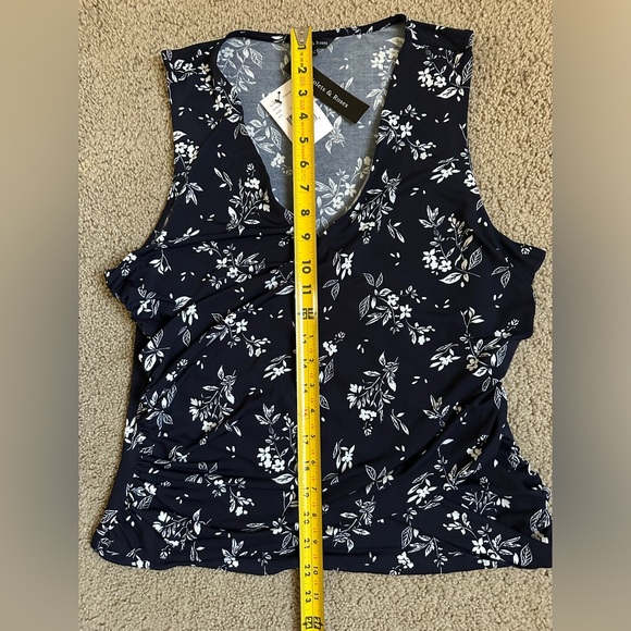 NWT Violets and Roses sleeveless blue top with white floral print size L - Picture 3 of 7